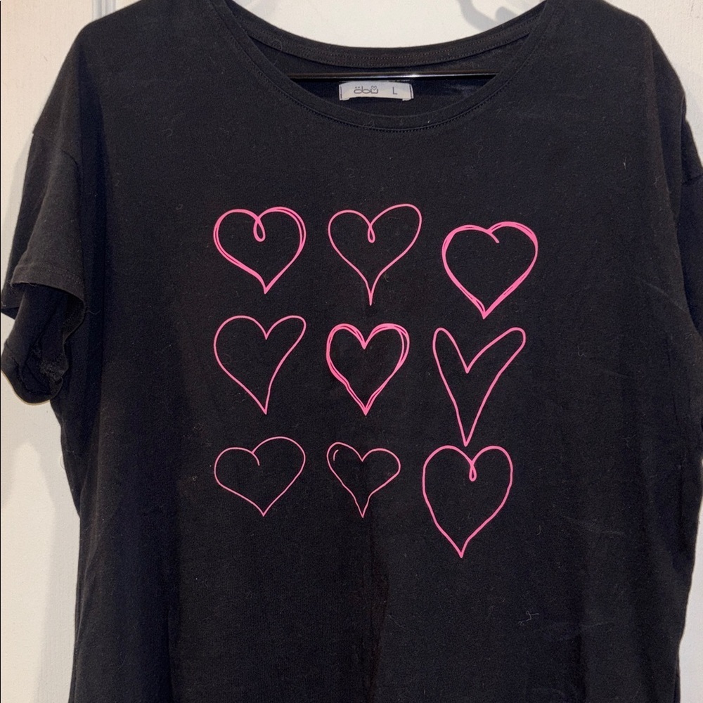 BLACK TEE SHIRT SHORT SLEEVE WITH PINK HEART DESIGN 100% COTTON SIZE LARGE
